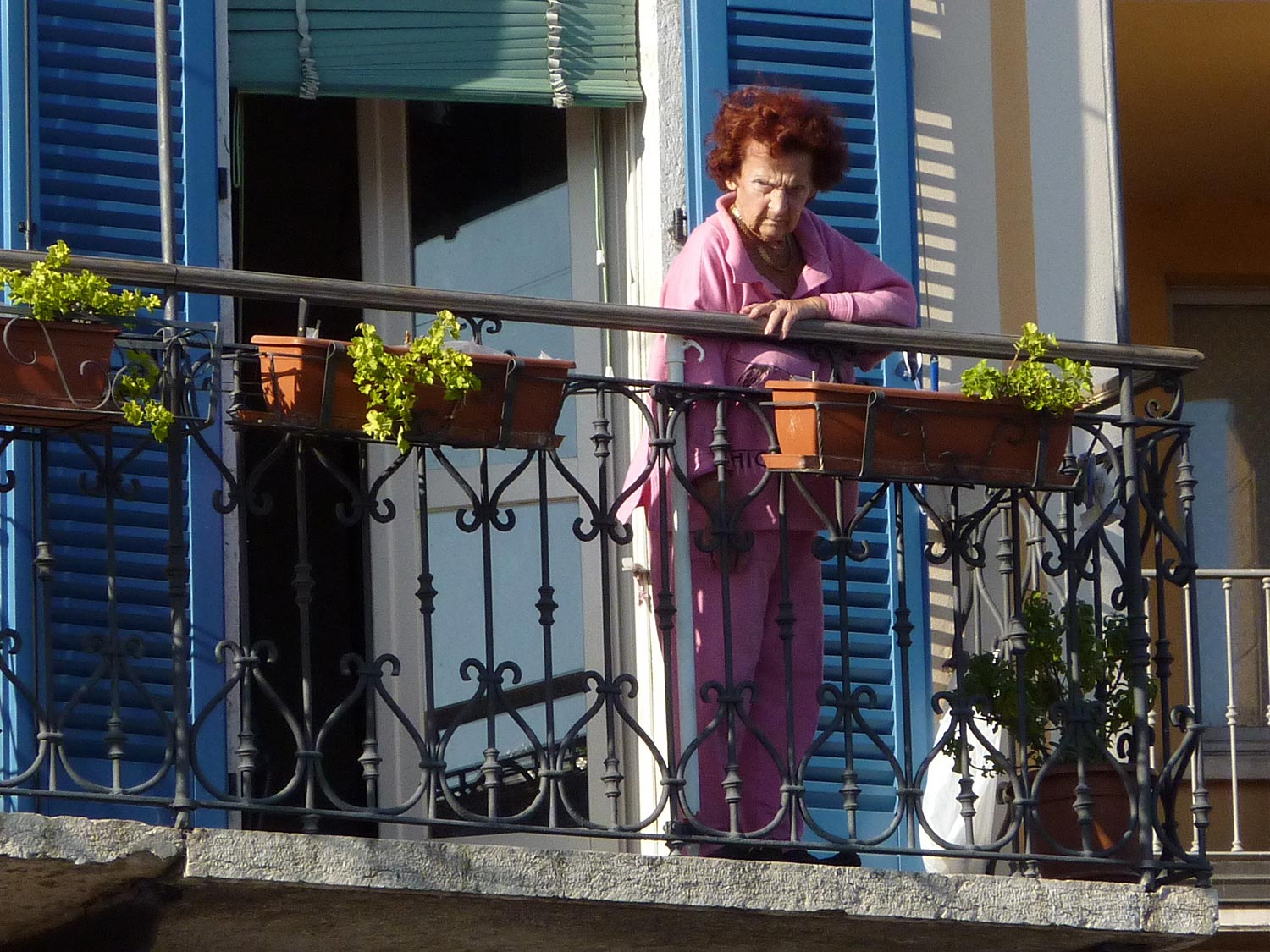 Толстозадая подруга стоит на балконе фото