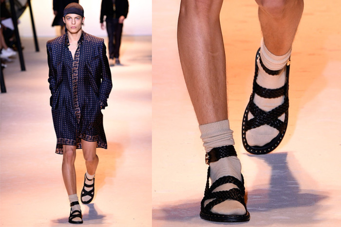 Сочетание носков и сандалий: Versace