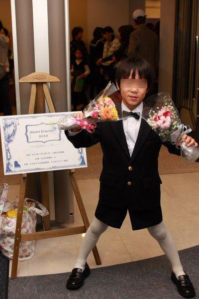 С со строгим, торжественным костюмом мальчишки в Японии надевают черные или белые колготки.