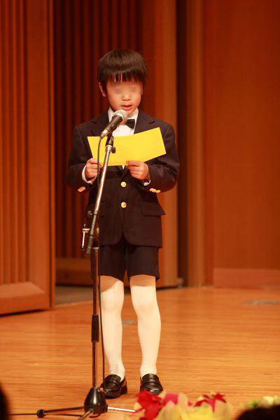 С со строгим, торжественным костюмом мальчишки в Японии надевают черные или белые колготки.