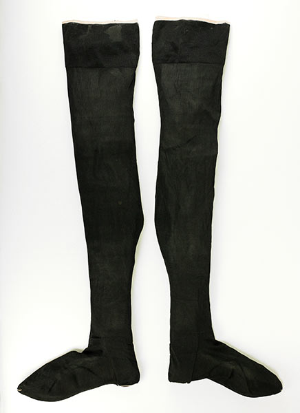 Черные шелковые чулки, приблизительно 1870-1889 гг. Image copyright © 2014 Bata Shoe Museum, Toronto, Canada.
