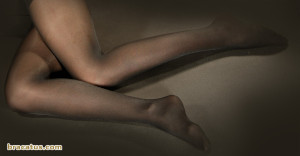 Колготки Orodoro Pearl на обычных ногах (цвет antracite)