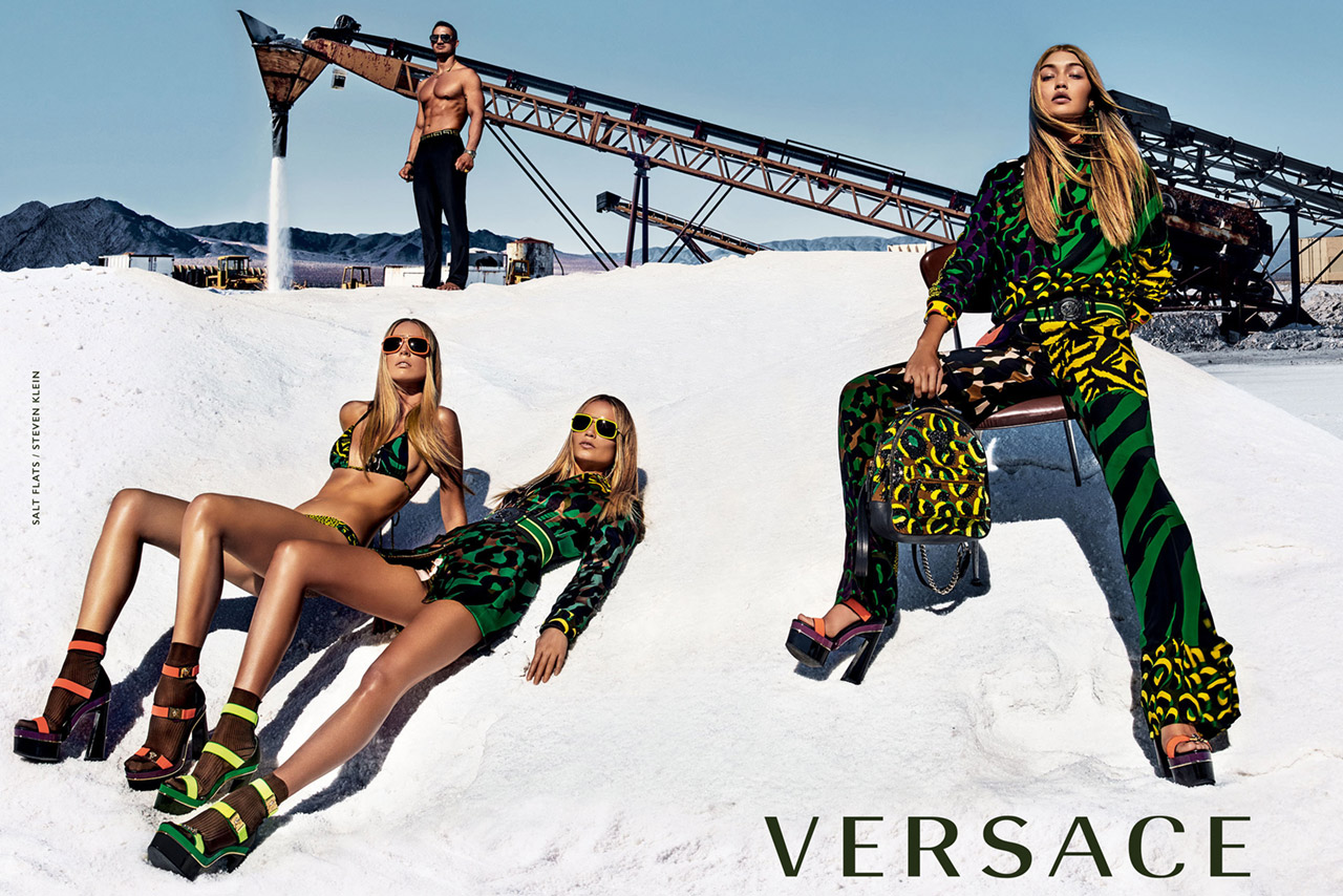 Versace Весна-Лето 2016: носки и босоножки
