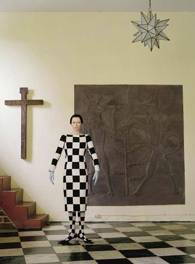 Tilda Swinton в чёрно-белых колготках с шахматным рисунком.