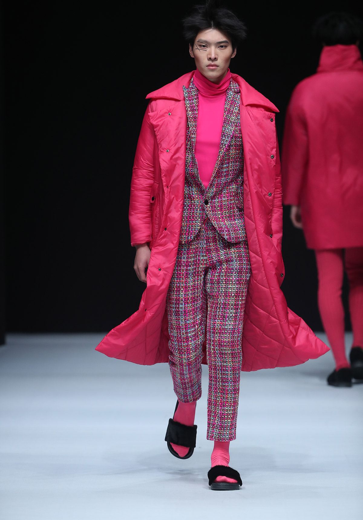 Розовый мужской гламур от модельера из Китая