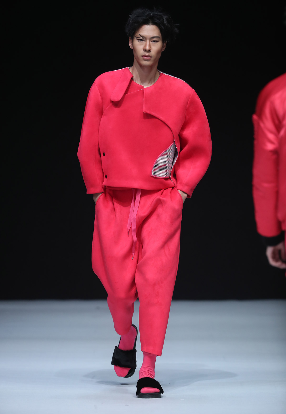 Розовый мужской гламур от модельера из Китая: Total look