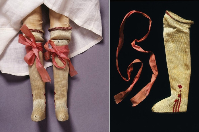 Ноги куклы в чулках с подвязками из лент