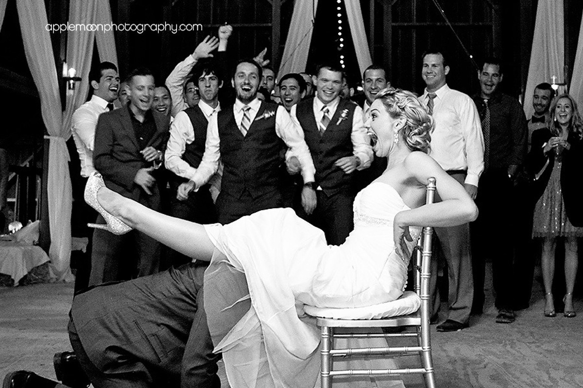 Свадебный ритуал: жених прилюдно стягивает подвязку с ноги невесты