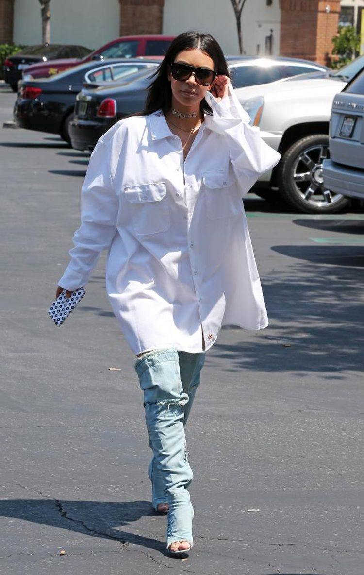 Новый летний look Kim Kardashian: белая мужская рубашка "оверсайз" и джинсовые сапоги-чулки