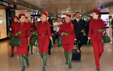 Красные костюмы и зелёные колготки — новая униформа стюардесс Alitalia
