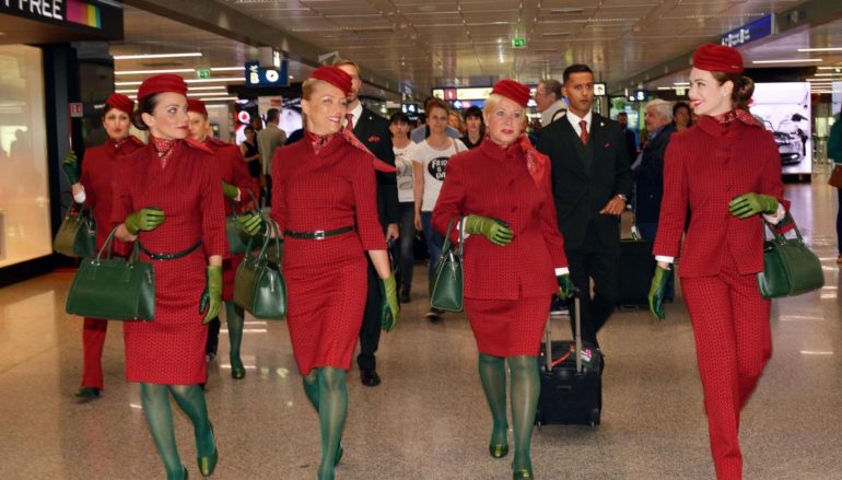 Красные костюмы и зелёные колготки — новая униформа стюардесс Alitalia