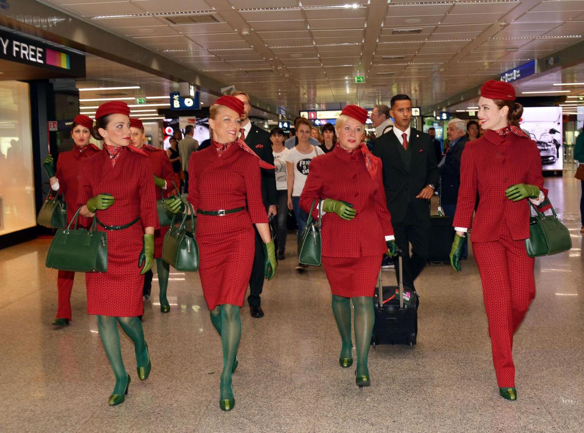 Красные костюмы и зелёные колготки - новая униформа стюардесс Alitalia