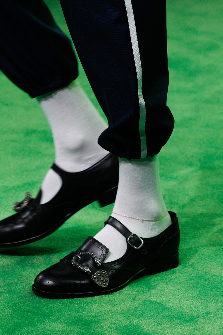 Gucci: браслеты для ног нужно носить поверх трикотажных носков и гольфов