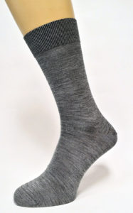 Тёплые классические мужские носки из овечьей шерсти. Кеттельный шов. Широкая, мягкая однобортная резинка отлично удерживает носок на ноге, не пережимая сосуды. Состав: овечья шерсть 66%, акрил 25%, ПА 9%