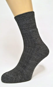 Тёплые мужские носки из овечьей шерсти. Кеттельный шов. Широкая, мягкая двубортная резинка отлично удерживает носок на ноге, не пережимая сосуды. Состав: шерсть 66%, акрил 25%, ПА 9%