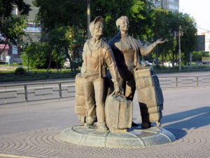 Памятник "челнокам" в Екатеринбурге