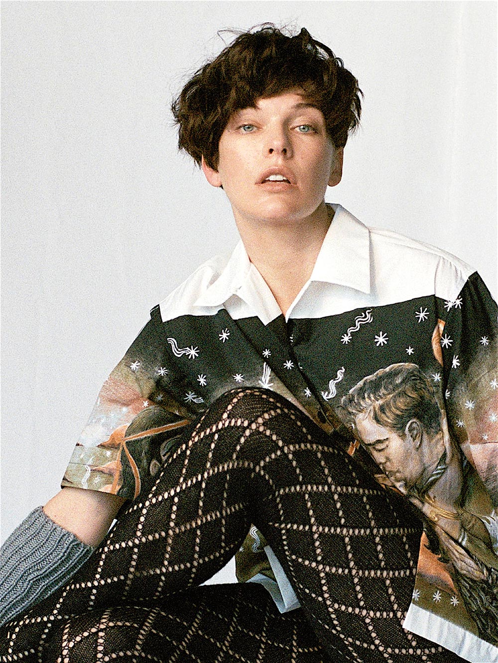 Милла Йовович в трикотажных колготках Prada и митенках. Фото: Pop Magazine