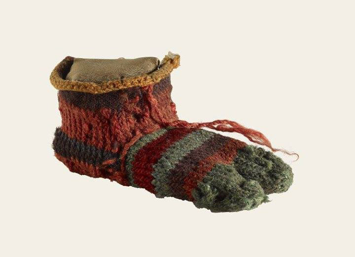 Древний вязаный носок из разноцветной шерсти