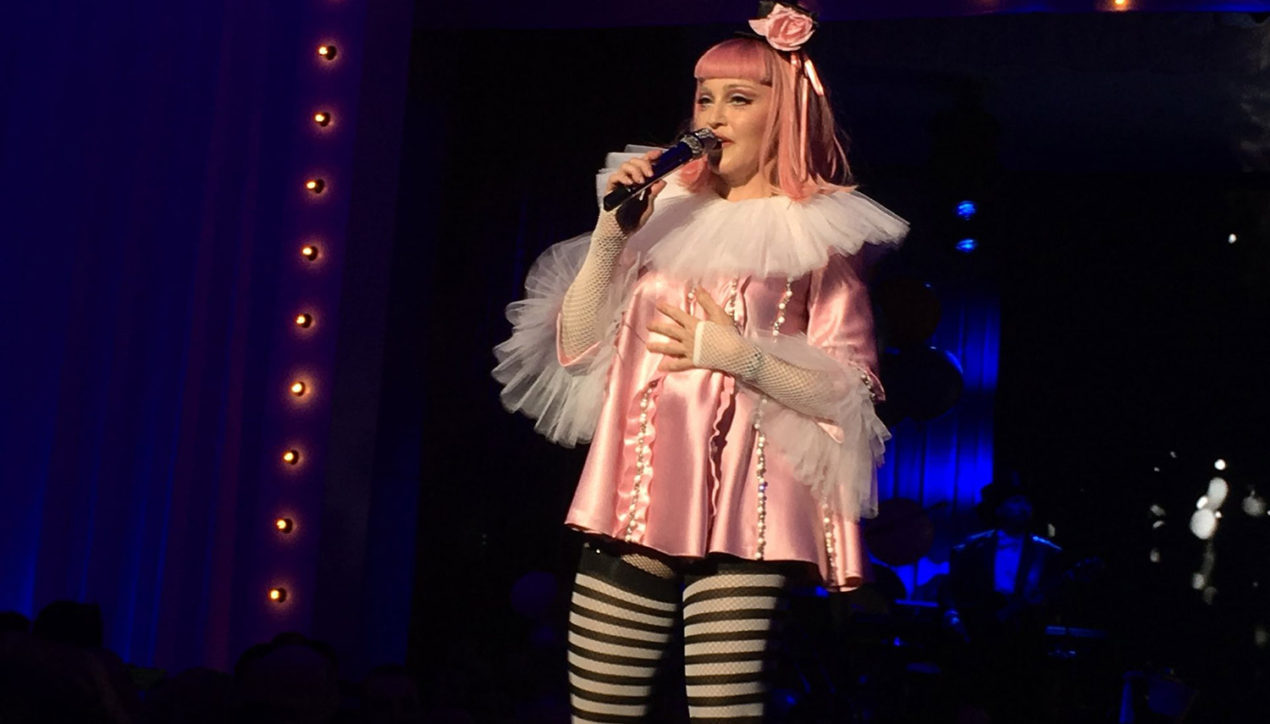 Для благотворительного концерта в Майами Madonna выбрала розовое платье и полосатые чулки