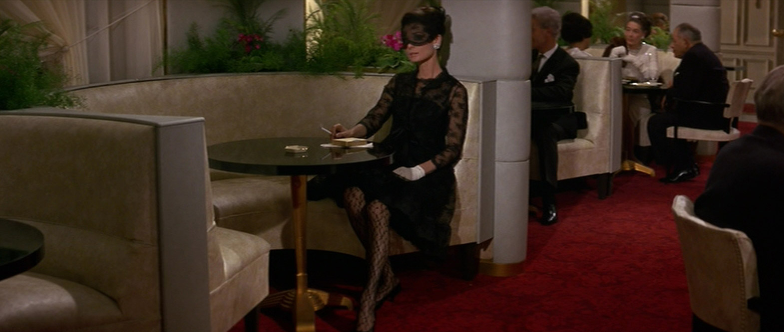 Фильм "Как украсть миллион". Audrey Hepburn (Одри Хепберн) в чёрных кружевных колготках.