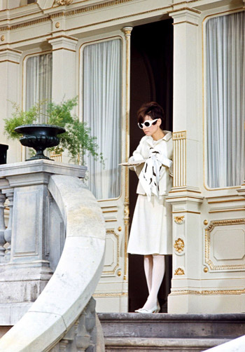 Audrey Hepburn (Одри Хепберн) в белых плотных колготках.