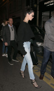 Новый Look от Kendall Jenner: рваные джинсы и рваные колготки