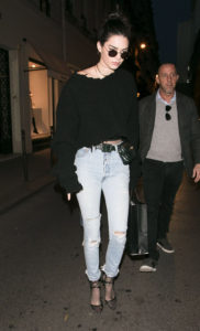 Новый Look от Kendall Jenner: рваные джинсы и рваные колготки