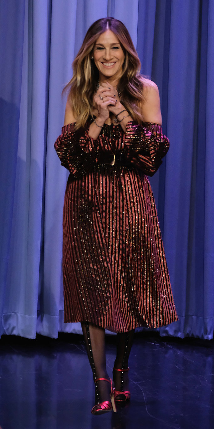 Сара Джессика Паркер носит фантазийные колготки с босоножками