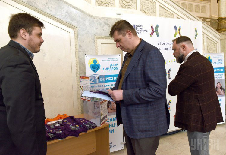 Продажа носков в здании Верховной рады Украины в рамках акции Lots of Socks
