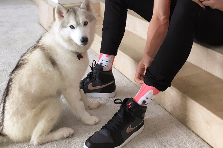 Meyers Leonard носит носки с портретом своей собаки Bella | Фото