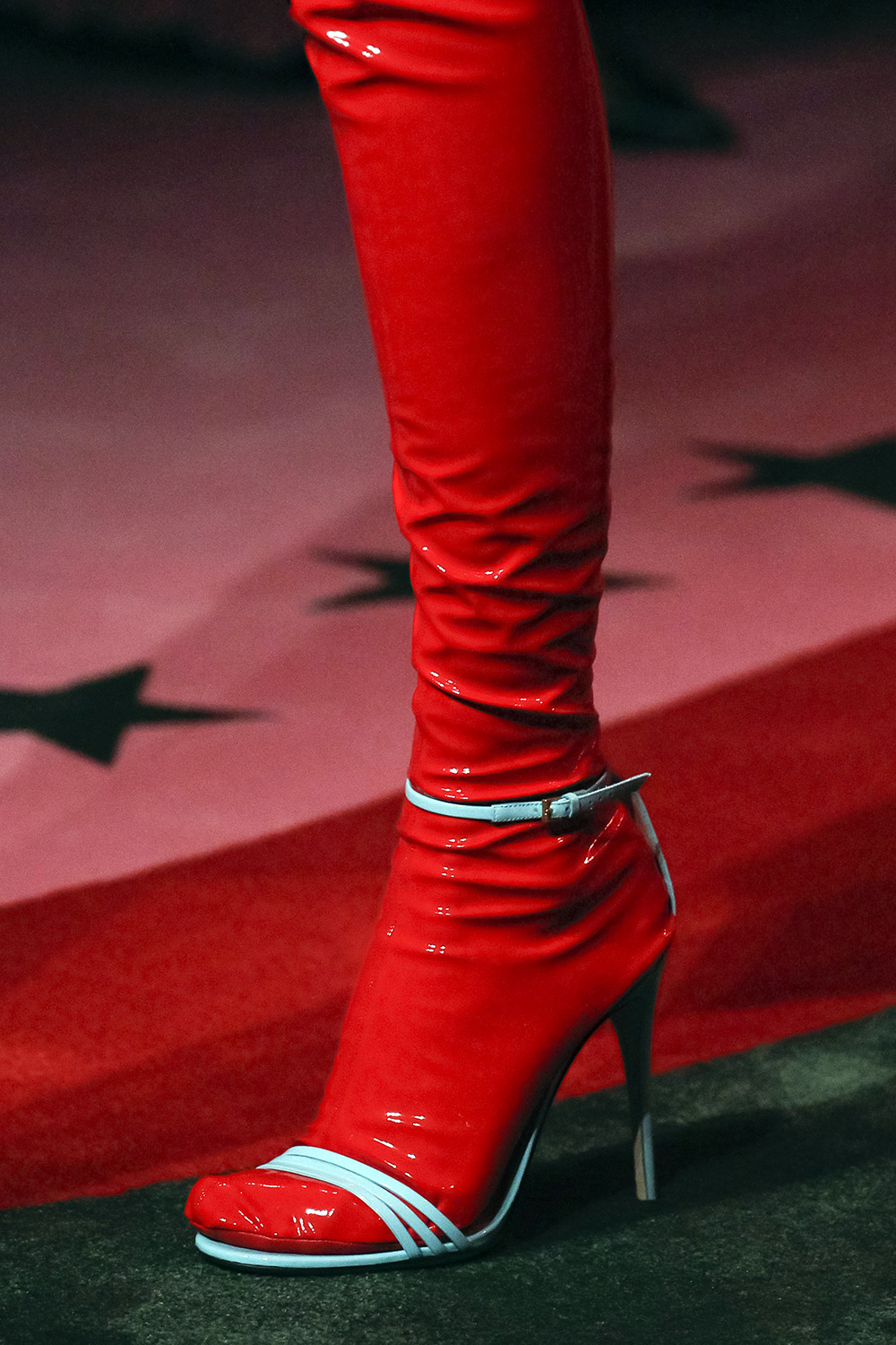 Красные латексные носки Gucci с босоножками