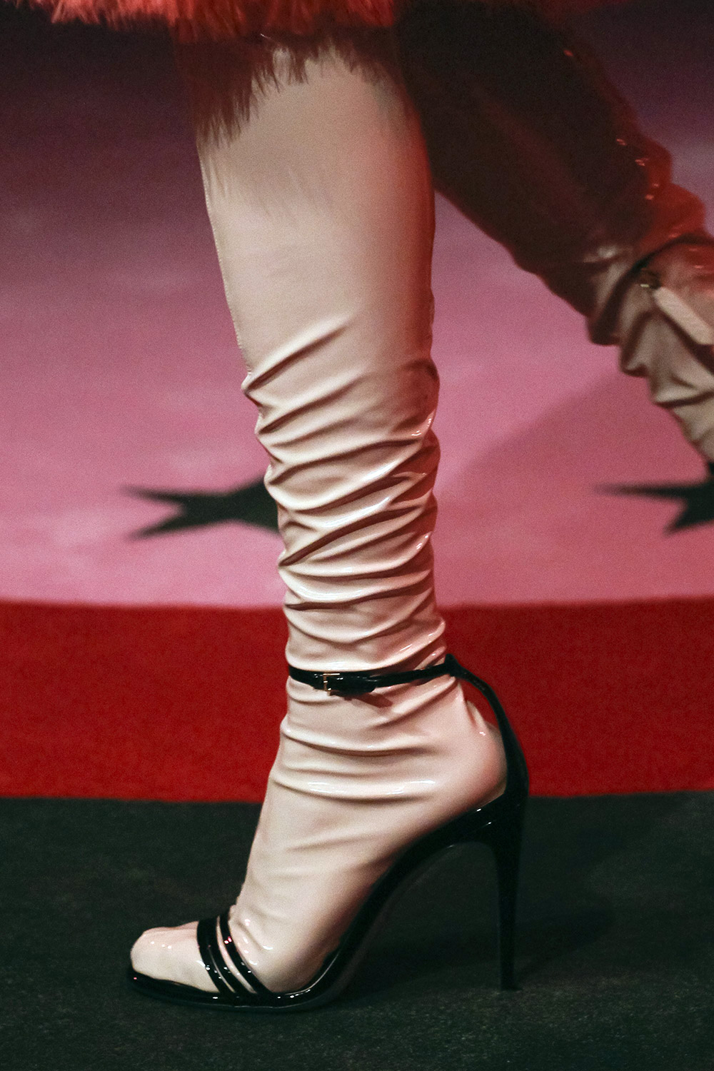 Светло-бежевые латексные носки Gucci в сочетании с чёрными босоножками