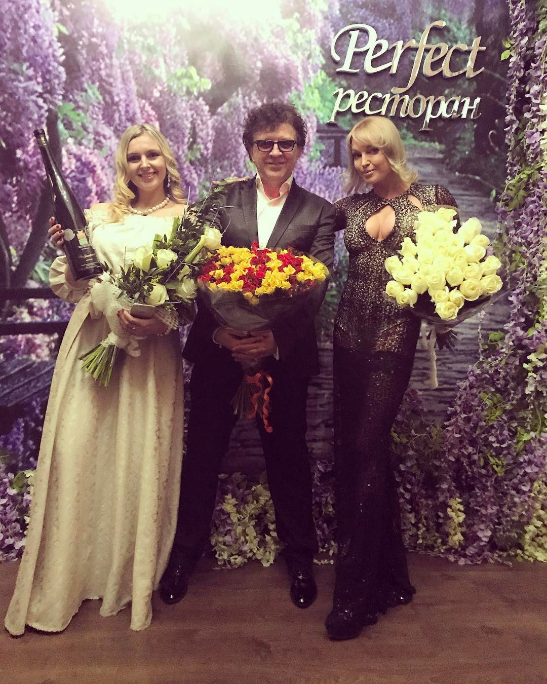 Анастасия Волочкова в голом платье и чулках. Фото: Instagram.