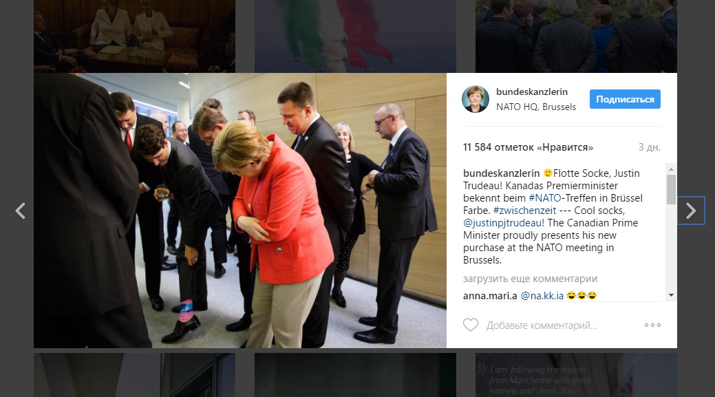 Джастин Трюдо показывает свои носки Ангеле Меркель