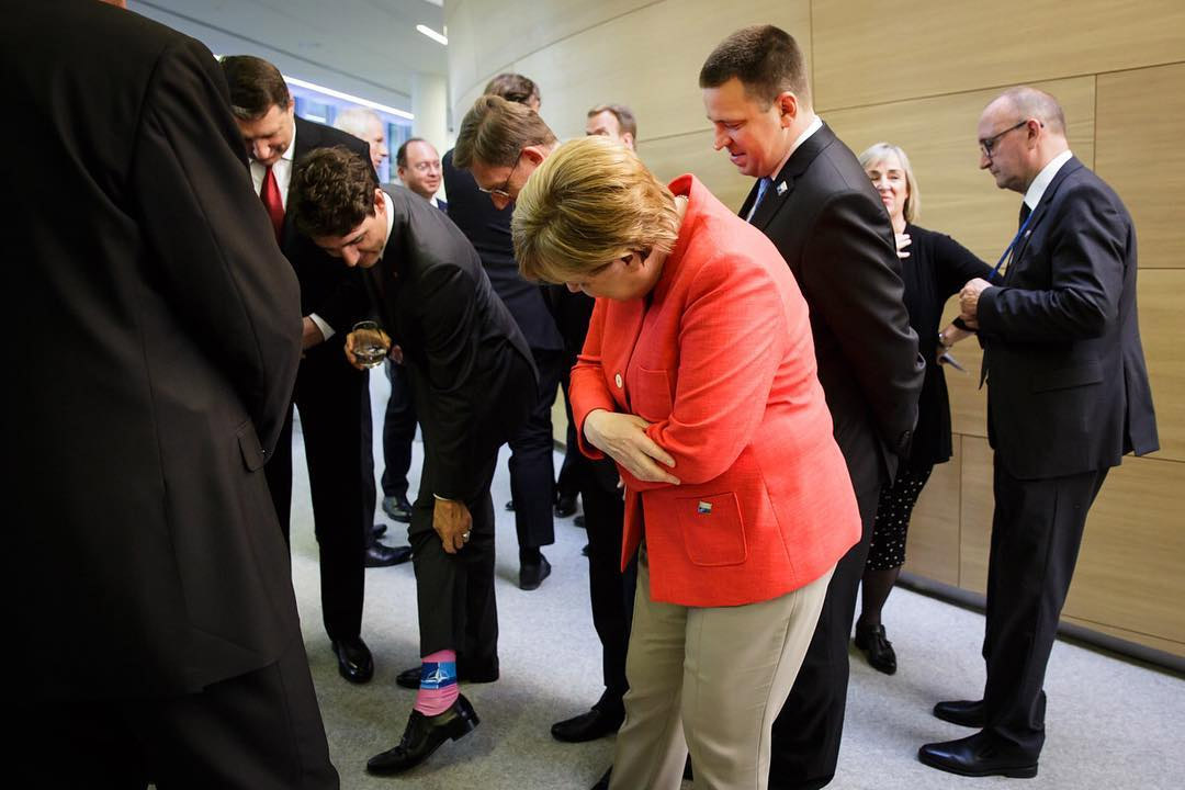 Джастин Трюдо показывает свои носки Ангеле Меркель