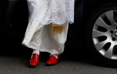 Какие носки носит Папа Римский?