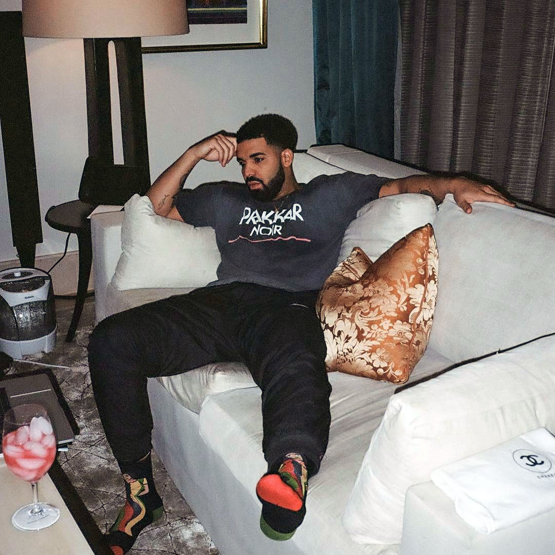 Рэпер Drake носит носки с изображением Рианны