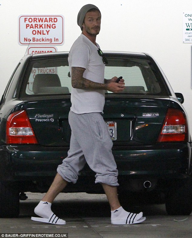 Дэвид Бекхэм (David Beckham) вышел на улицу в белых носках и шлёпанцах, 2012 год