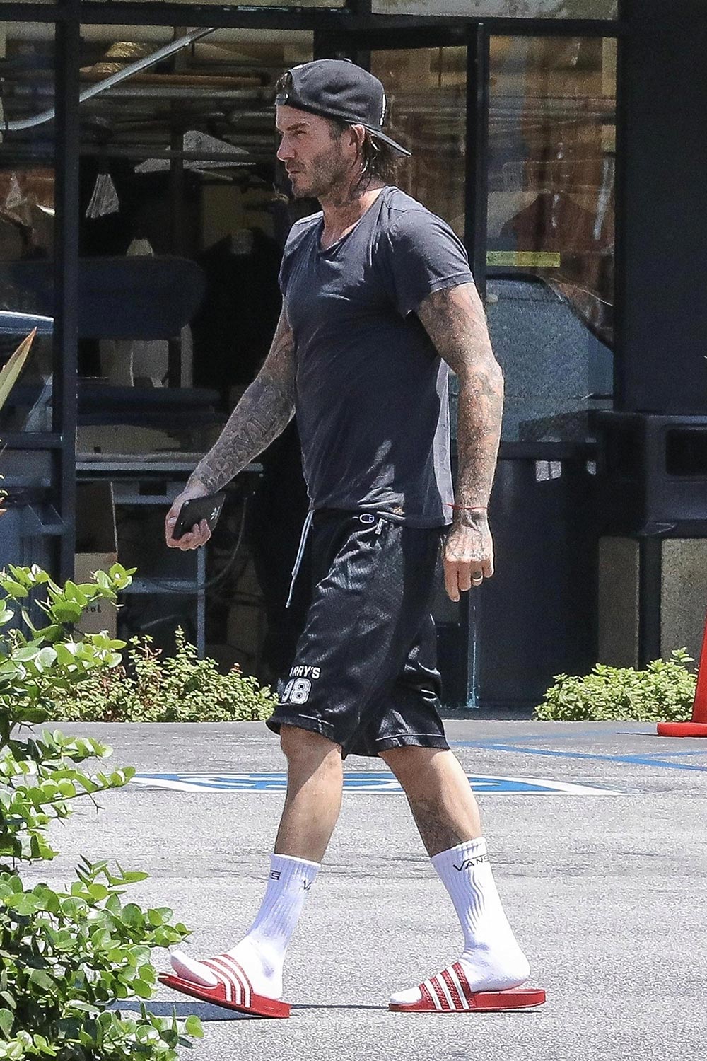 Давид Бекхэм (David Beckham) вышел на улицу в носках и шлёпанцах