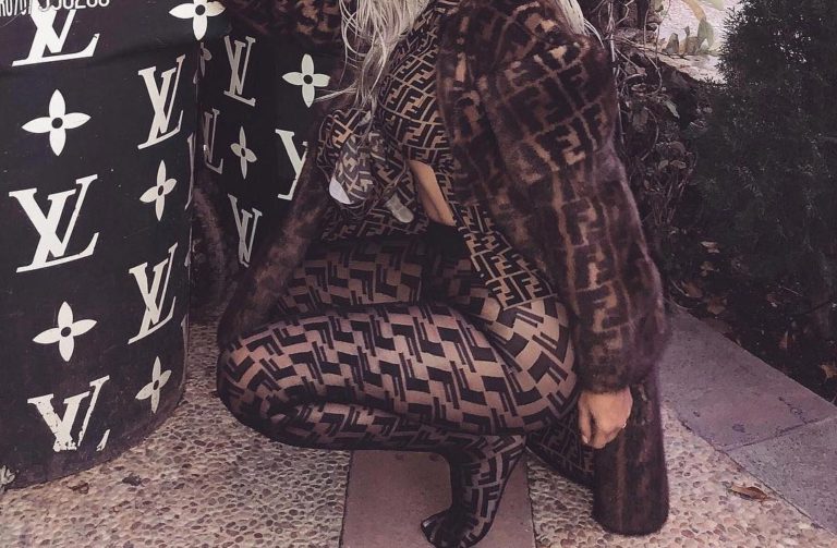 Колготки от Fendi на фоне мусорных баков Louis Vuitton | Новые тренды от Kim Kardashian