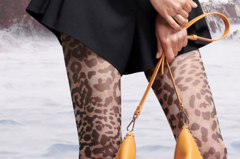 Летом 2019 Paco Rabanne предлагает носить леопардовые колготки