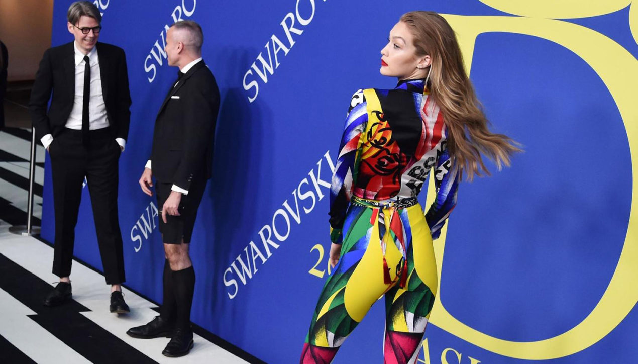 Gigi Hadid похвасталась фигурой в бодикомбинезоне от Versace