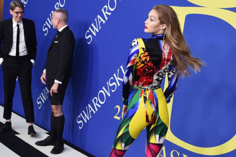 Gigi Hadid похвасталась фигурой в бодикомбинезоне от Versace