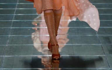 Колготки с люрексом в коллекции Marc Jacobs сезона Весна-Лето 2019
