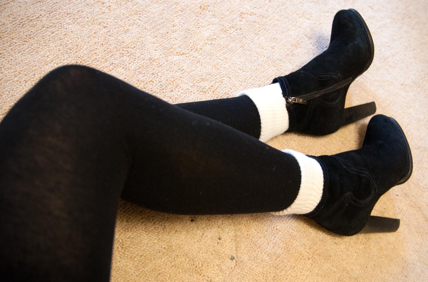 Белые носки на черные колготки