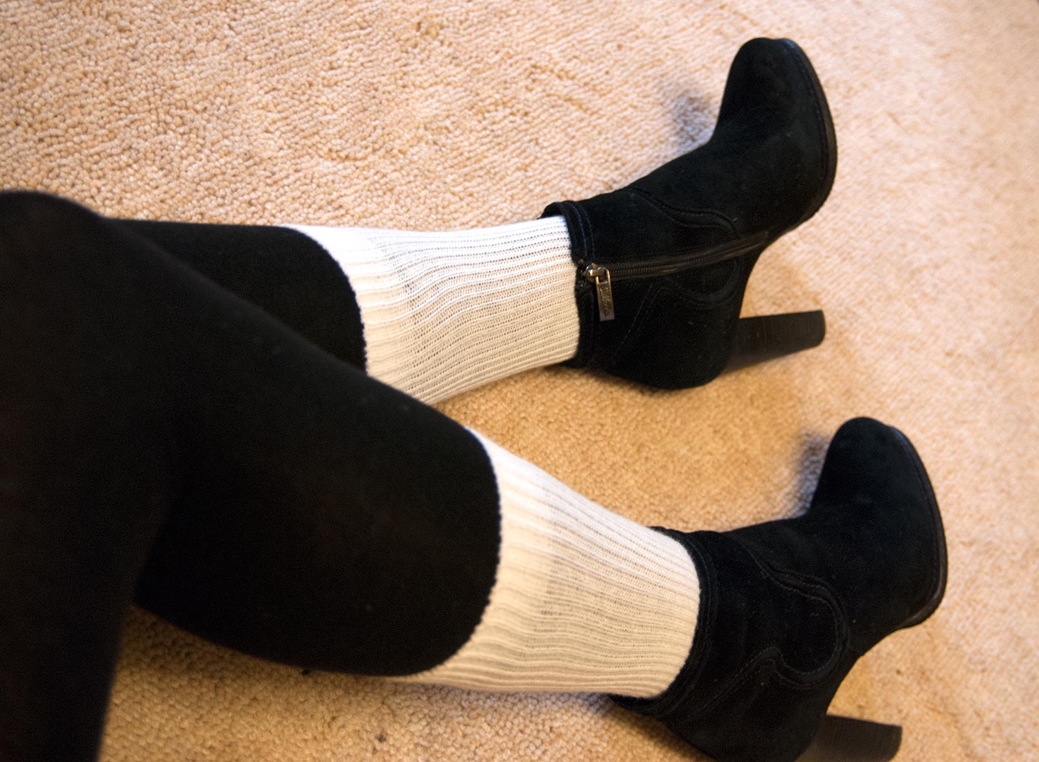 Белые носки на черные колготки