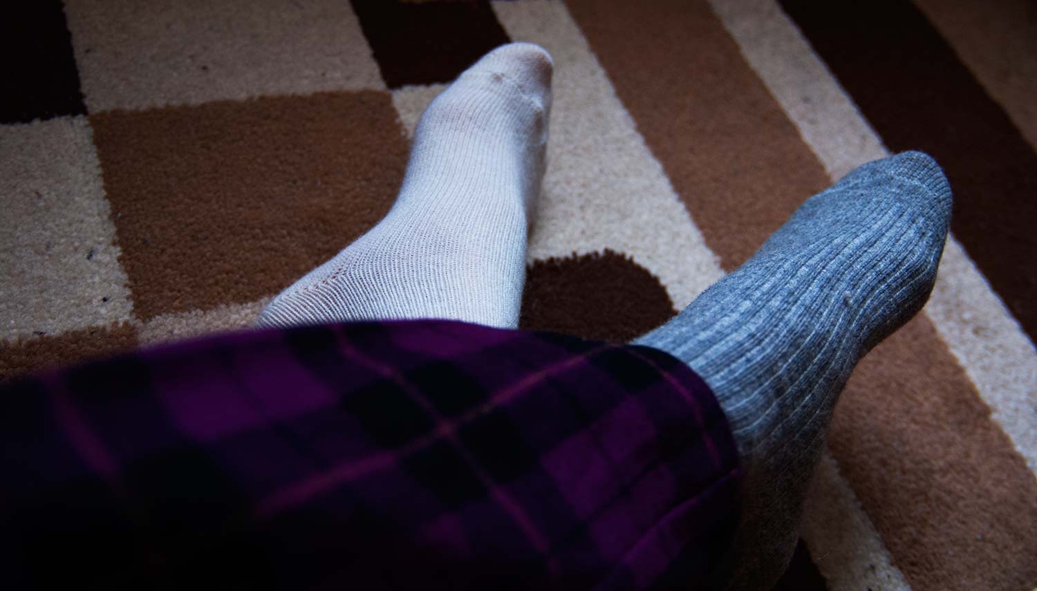 Можно или нельзя носить разные носки: что значит примета?