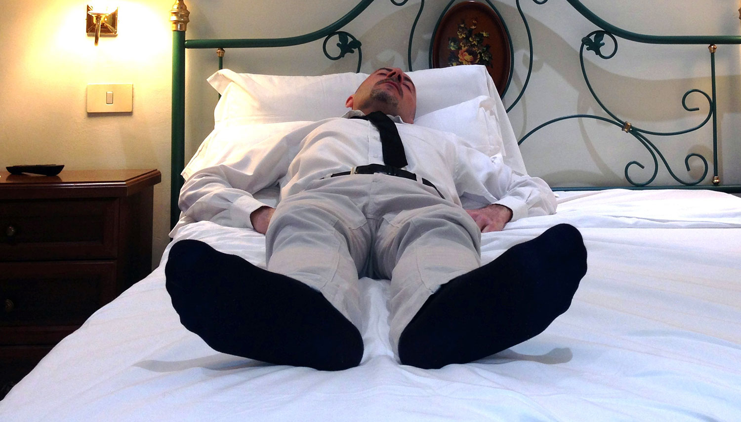 Спать ноги видео. Мужские ноги на кровати. Спать в носках. Мужчина в носках на кровати.