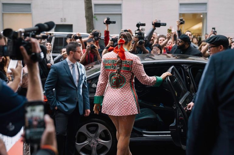 Plus-size модель Эшли Грэм явилась на Met Gala 2019 в прозрачных колготках без юбки