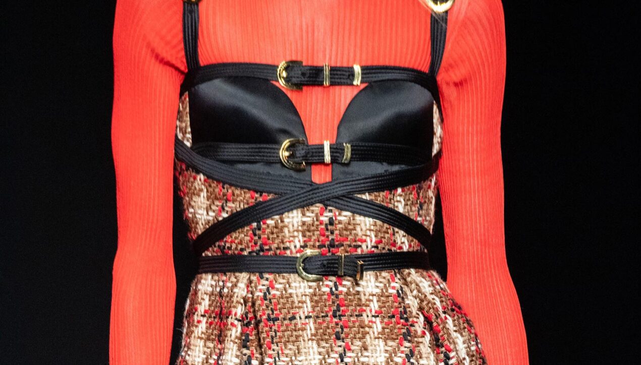 Versace Fall 2019 Ready-to-Wear: как модно носить бюстгальтеры, комбинации и камисоли